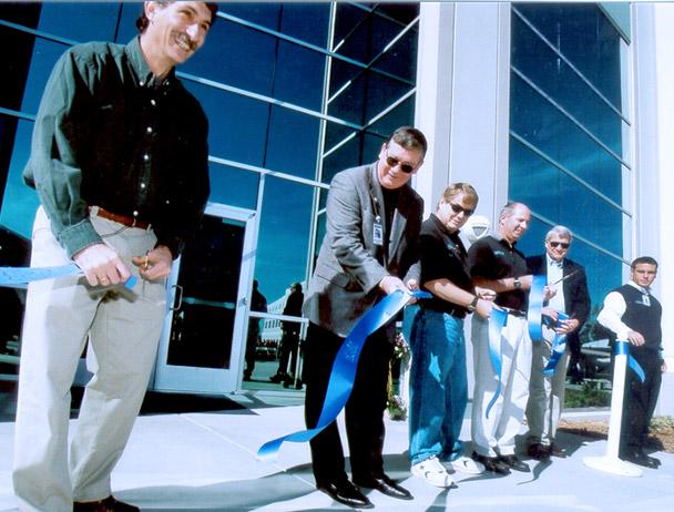 马克·丹克伯格和五名hg皇冠官网员工在新卡尔斯巴德前剪彩, CA校园