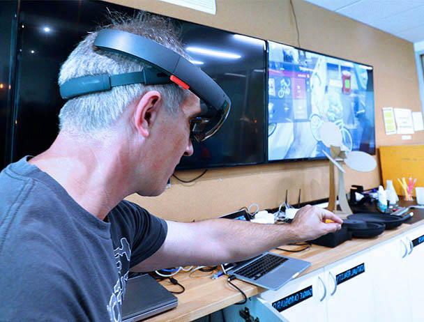 hg皇冠官网工程师在实验室测试虚拟设备